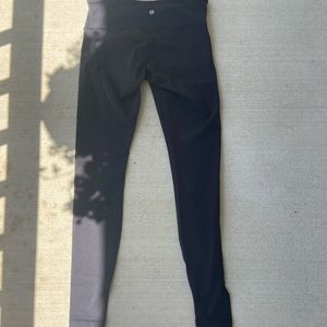Lululemon Wonder Under Mid-Rise Legging in size 8.